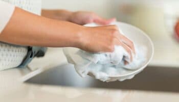 ¿Por qué no hay que lavar trastes durante una tormenta eléctrica?; Protección Civil emite recomendaciones