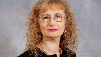 Ana Isabel González, ganadora del Premio Rubén Bonifaz Nuño, propone reflexionar sobre el uso de la IA en la edición