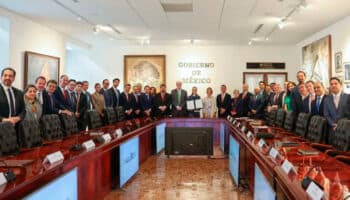 Sheinbaum renueva acuerdo con empresarios para mantener estable el precio de la gasolina