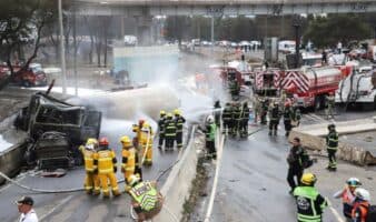 Suman 28 muertos por explosión de un camión de gas en Iztapalapa