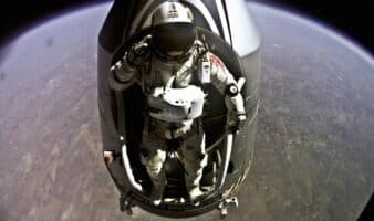 Rechazan nombrar calle en honor a paracaidista extremo austriaco | Video