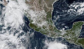 Huracán Lorena provoca fuertes lluvias y vientos en el noroeste de México