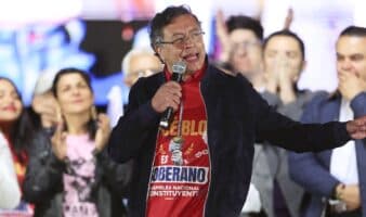 Miles marchan en Bogotá en apoyo a Petro frente a Trump