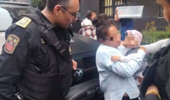 Bebé se asfixiaba con una hoja de árbol hasta que policías auxiliaron | Video