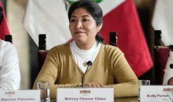 Juez ordena capturar y encarcelar a la exministra peruana asilada en la embajada de México