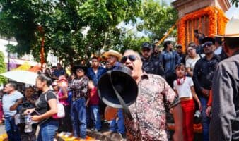 Abuchean a Ramírez Bedolla en funeral de Carlos Manzo; le gritaron ‘asesino’, ‘inutil’ hasta retirarse