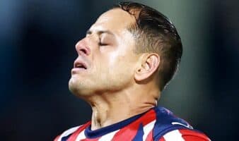 "Chicharito" Hernández falla penal y Chivas queda fuera de la Liguilla