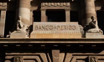 Banxico 'pausa' su bajada de tipos y los deja en el 7%