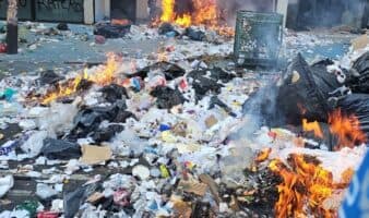 CDMX | Trabajadores de limpieza protestan con quema de basura