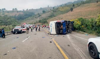 Volcadura de autobús en Chiapas deja dos muertos y más de 20 heridos