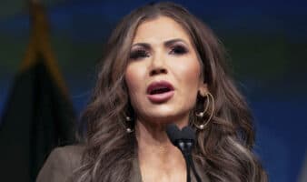 Noem pide un veto total a los viajes desde 'cada maldito país' que 'inunda' EE.UU.