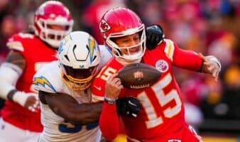 NFL: Dejan Cargadores muy magullado a Patrick Mahomes | Video
