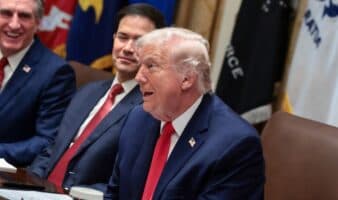 Trump dice que ordenó reabrir el espacio aéreo venezolano