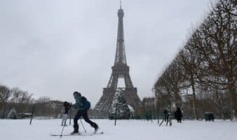 Media Europa colapsada por la nieve: cientos de vuelos cancelados y atascos kilométricos