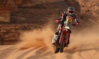 Rally Dakar 2026: Tosha Schareina firma un doblete y lidera la categoría de motos | Video