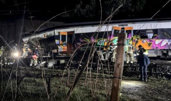 Un muerto y 37 heridos tras chocar un tren contra un muro que cayó a la vía cerca de Barcelona