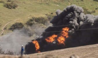 Se incendia ducto de Pemex en Rosarito, BC; el fuego ha sido controlado
