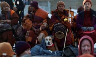 Monjes budistas reúnen a miles en el final de su Caminata por la Paz en Washington