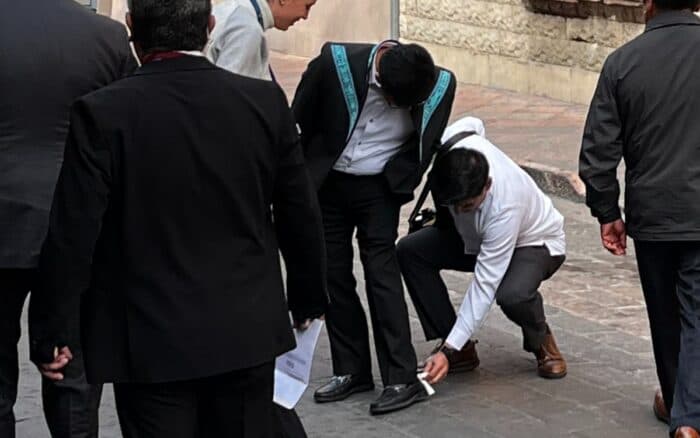 Lo mejor de Aristegui en Vivo: Limpian zapatos a ministro Aguilar Ortíz y el video indigna; Cae el alcalde de Tequila, Jalisco; Sheinbaum: 'México no se doblega' (06/02/2026)