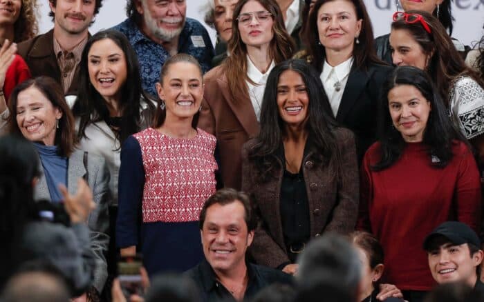 Sheinbaum anuncia incentivos para el cine mexicano; Salma Hayek agradece apoyo