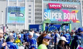 Activistas reparten toallas con lemas de 'ICE fuera' a las afueras del Super Bowl