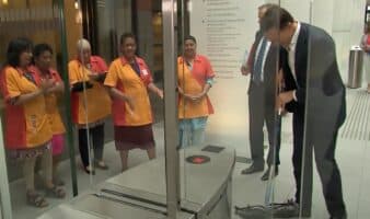 Video | Cuando el primer ministro de Holanda tiró su café y él lo limpió