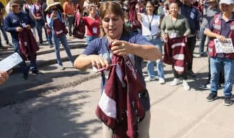 Video | Trabajadores de Tequila rompen chalecos guindas que alcalde detenido les 'obligaba' a usar
