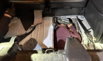 Mexicano es encontrado con quemaduras escondido en un auto que intentaba cruzar la frontera