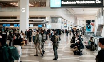 Pese a llegada de ICE, persisten largas filas en los aeropuertos de EE. UU.