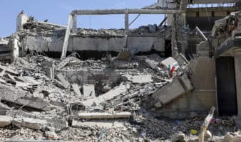 Israel lanza ataques ‘a gran escala’ sobre Teherán mientras Irán afirma controlar el estrecho de Ormuz