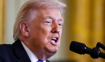 Trump afirma que EE.UU. podría 'librar guerras eternamente' gracias a un 'suministro ilimitado' de armas