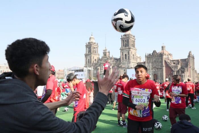 CDMX alcanza Récord Guinness por clase de fútbol más grande del mundo