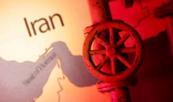 Israel afirma haber matado al responsable del cierre de Ormuz; Irán prepara un peaje al tránsito