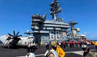 USS Nimitz navega frente a México y recibe a funcionarios durante despliegue regional