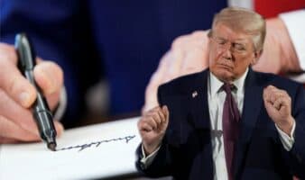 La firma de Trump llega a los billetes de dólar