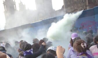 Detienen a seis hombres por causar destrozos en el Zócalo durante marcha del 8M