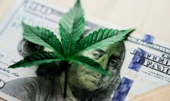 EE.UU. reclasifica la marihuana medicinal como una droga de menor riesgo