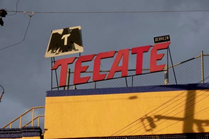 Cervecera Tecate lanza plan para contratar a mexicanos repatriados de EE.UU.