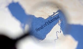 Trump ordena a la Armada de EEUU abrir fuego contra cualquier embarcación de Irán que mine el estrecho de Ormuz