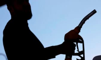 Gobierno y gasolineros acuerdan mantener tope a gasolina y aplicar reducción temporal al diésel