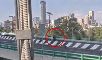 Persecución en el segundo piso del Periférico deja un fallecido y tres detenidos por robo a camioneta de valores