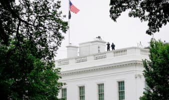 Difunden antecedentes del atacante abatido cerca de la Casa Blanca; Trump agradece al Servicio Secreto
