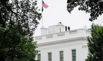 Difunden antecedentes del atacante abatido cerca de la Casa Blanca; Trump agradece al Servicio Secreto