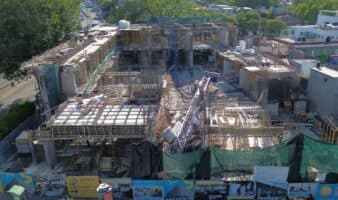 Desplome de grúa en Roma Sur deja cuatro personas heridas; gobierno suspende obras