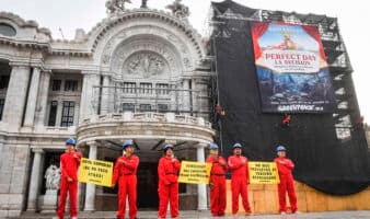 Con manta en Bellas Artes, Greenpeace exige a Semarnat frenar autorización de 'Perfect Day Mahahual'