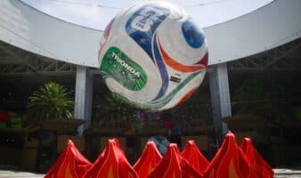 Greenpeace 'prende' la terminal 2 del AICM para alertar sobre consecuencias negativas del cambio climático en el futbol