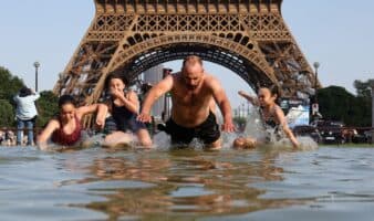 París bajo calor extremo: Eiffel y Louvre reducen horario