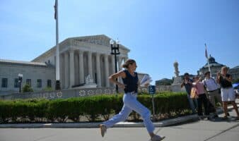 Corte Suprema de EE.UU. rechaza restringir el derecho a ciudadanía por nacimiento y batea orden de Trump