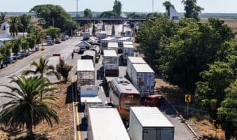 Segob y AMOTAC acuerdan evitar bloqueos carreteros; transportistas mantendrán movilización