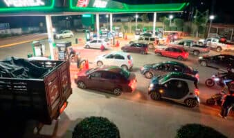 Automovilistas abarrotan gasolinerías de Oaxaca tras toma de planta de Pemex por la CNTE